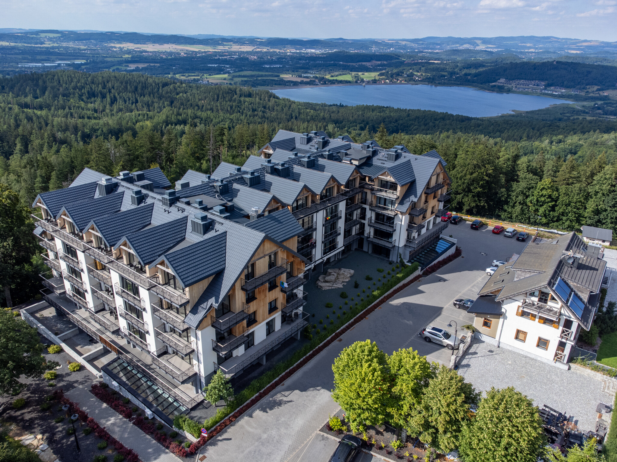 Kazalnica Resort na tle Karkonoszy
